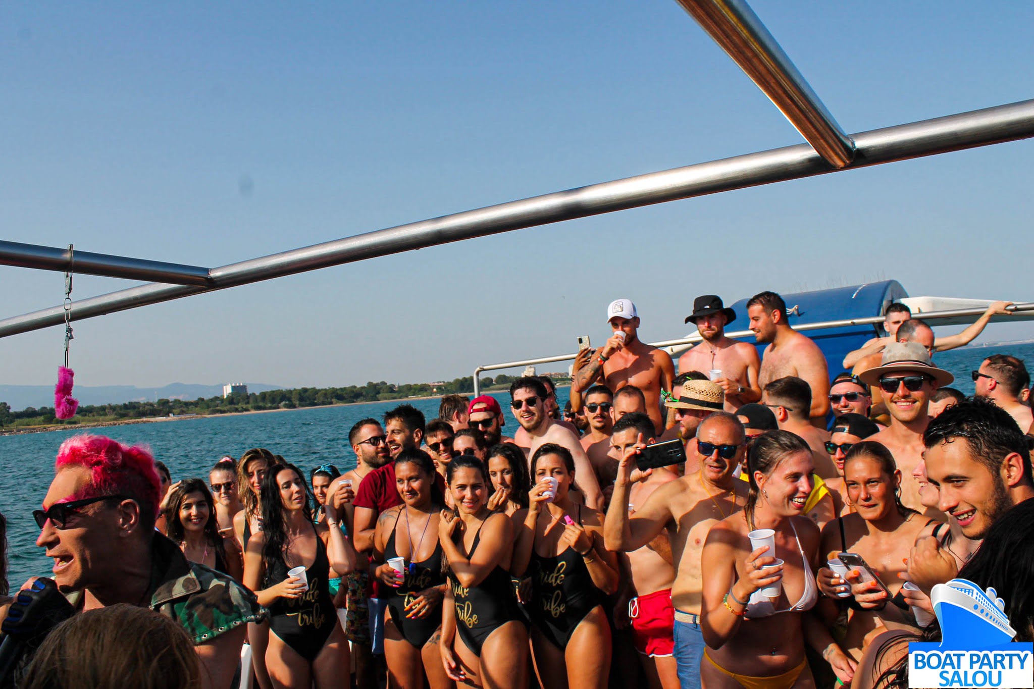 Grupo de amigos disfrutando de boat party en Salou