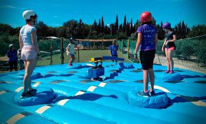 Grupo de amigos en circuito de humor amarillo en Salou